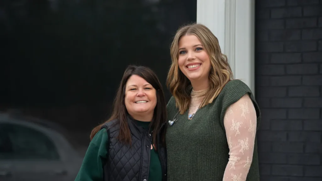 ngWomen smiling together.